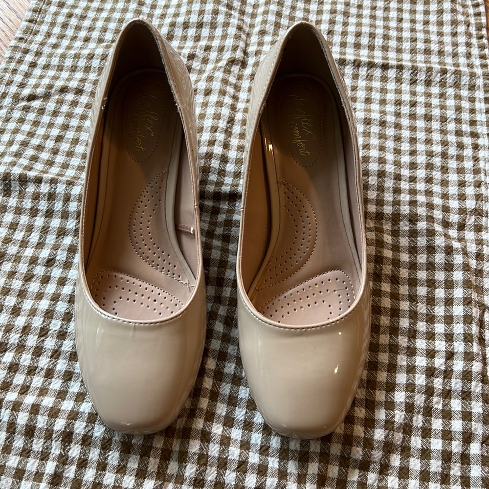 Nude patten leather comfort chunk heel dress shoe
